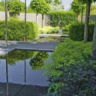 Postmodern zhrada s vodnm chrliom a vodnmi plochami integrujca vonkaj obytn priestor (Holandsko)